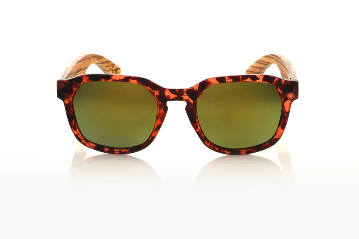 Wood eyewear of Zebrano MOON CAREY. MOON CAREY are everything you need to give an interesting twist to your routine. With their tortoiseshell frames in matte brown and black tones and hexagonal shape, these glasses capture the essence of everyday style. The special part comes with the Zebrano wood shafts, whose unique grain ensures that no two pairs are the same. Comfortable, with total protection and perfect for any adventure under the sun. They are a basic with an extra touch. Give your look that something special. Front measurement: 148x50mm. Caliber: 53. for Wholesale & Retail | Root Sunglasses® 